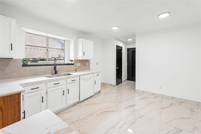 Building Photo - 2610 Hollymist Dr