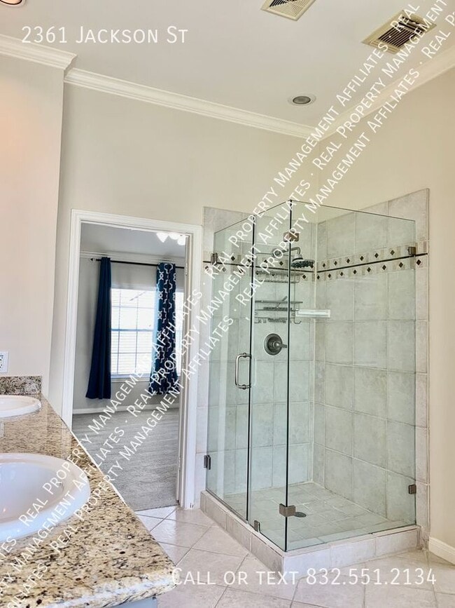 Building Photo - Middle Stunner