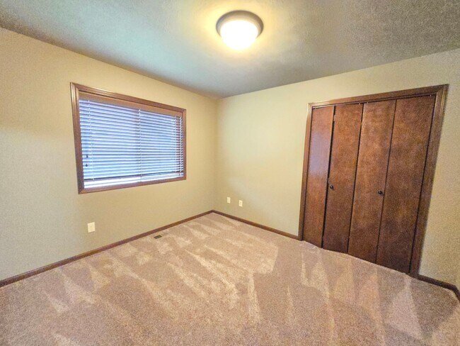 Building Photo - East Sioux Falls Twin Home