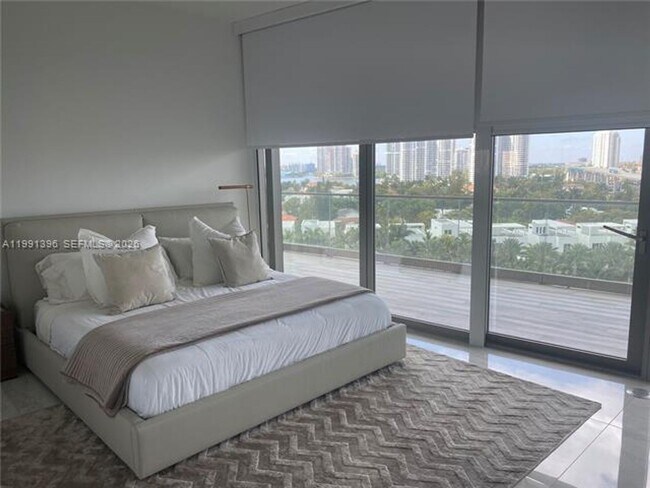 Building Photo - 18975 Collins Ave