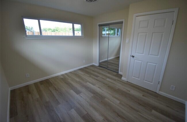 Building Photo - 1212 N College St