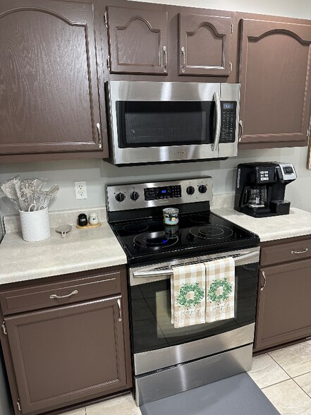 Building Photo - 1642 Thompson Dr