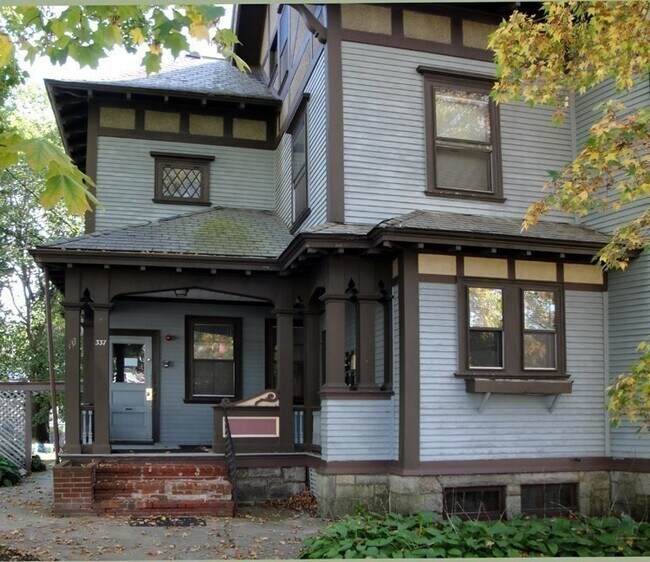 Building Photo - 587 Haverhill St