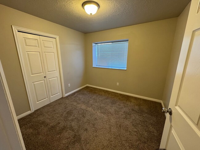 Building Photo - Ground level 3 bedroom 2 bath in Lehi!