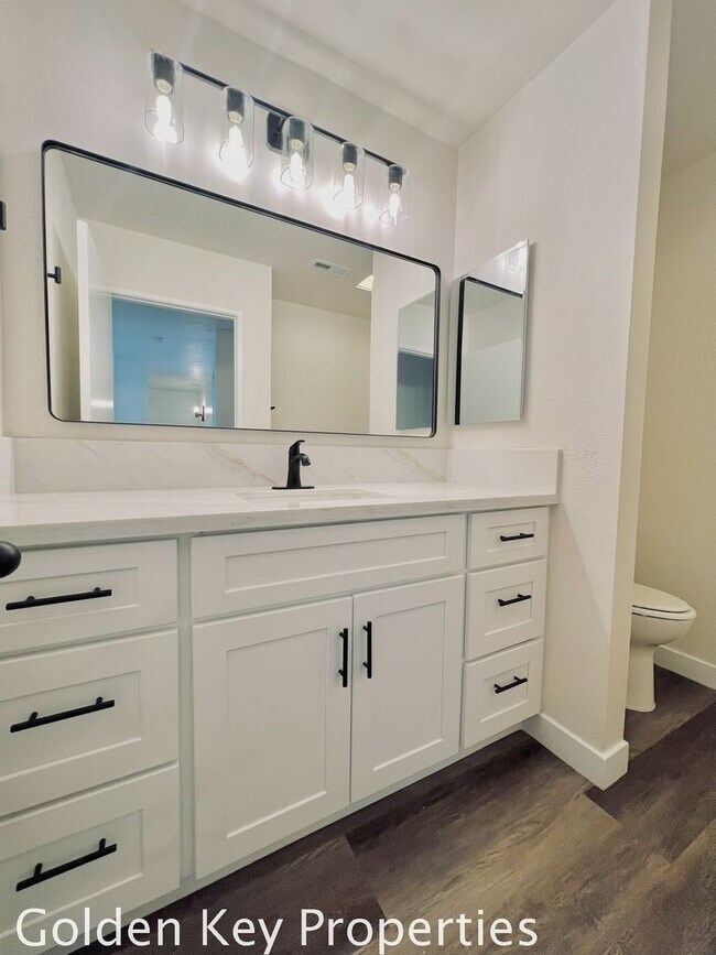 Building Photo - Welcome to this stunning duplex located in beautiful Bonsall!