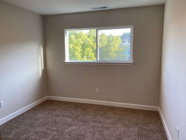 Building Photo - Lewis Ln-409