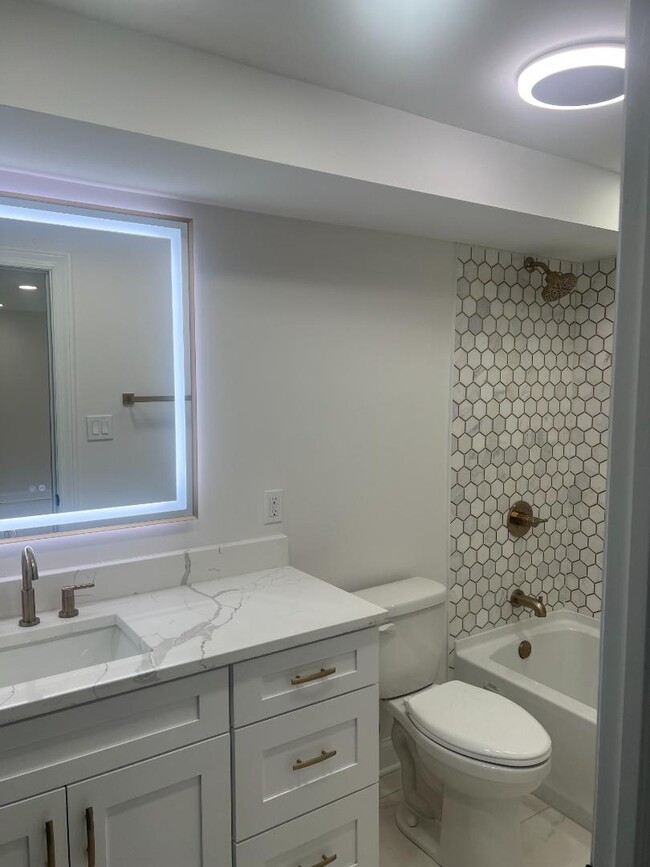 Building Photo - 8611 Lakewood Ave