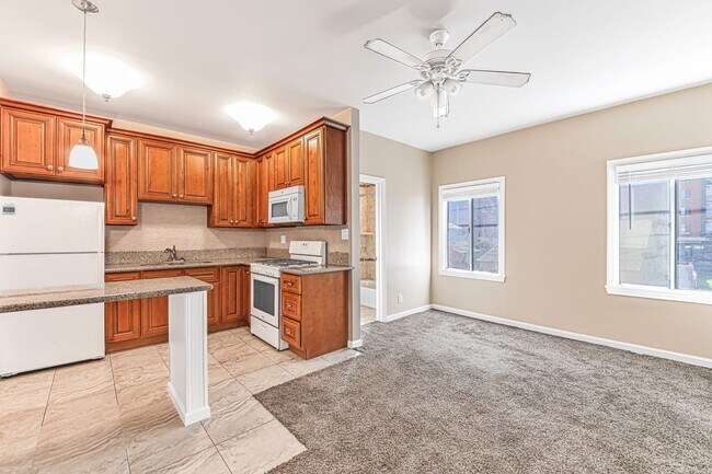 Building Photo - 1324 Peterson Avenue