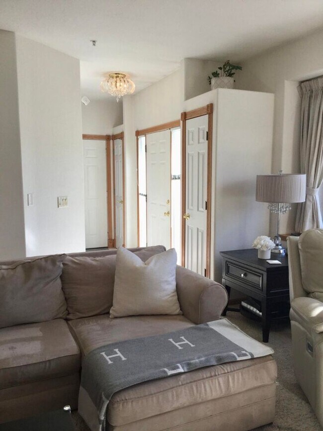 Building Photo - Brookfield Condo for Rent