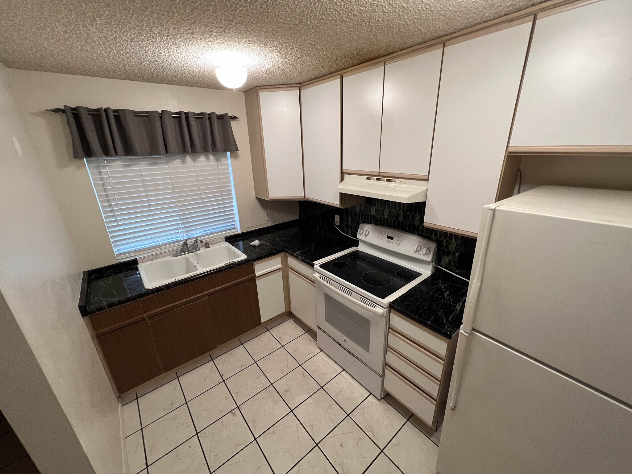 Kitchen - 5512 Cathedral Oaks Rd
