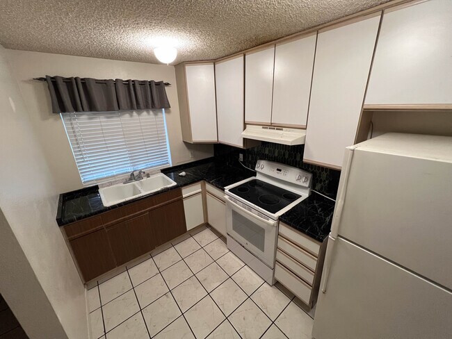 Kitchen - 5512 Cathedral Oaks Rd