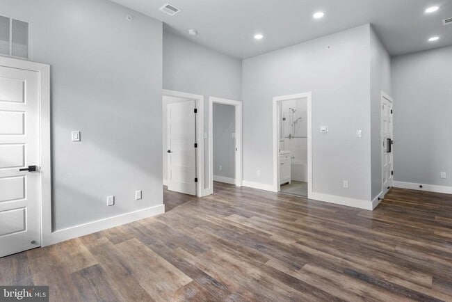 Building Photo - 342 W Queen Ln