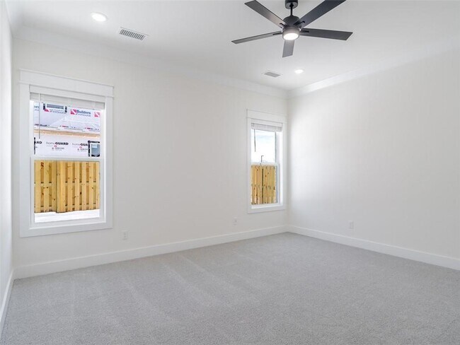 Building Photo - 311 Hedge Dr