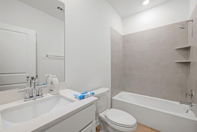 Building Photo - 1648 Tinnen House St