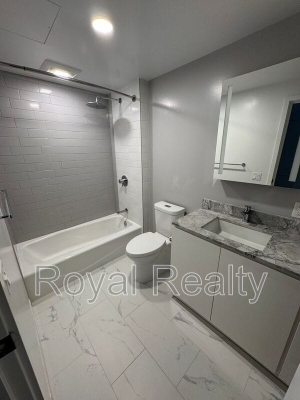 Building Photo - 987 Queen St