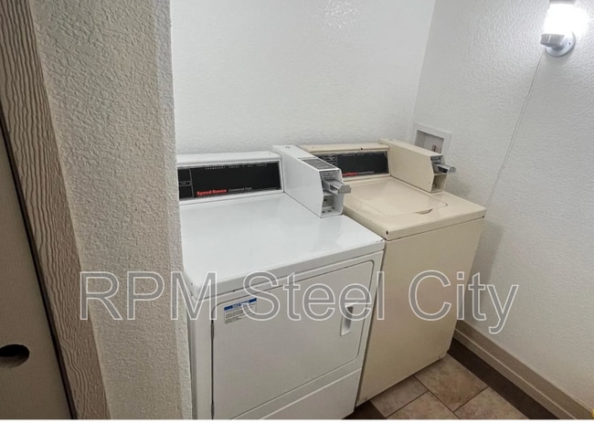 Building Photo - 902 W 11th St