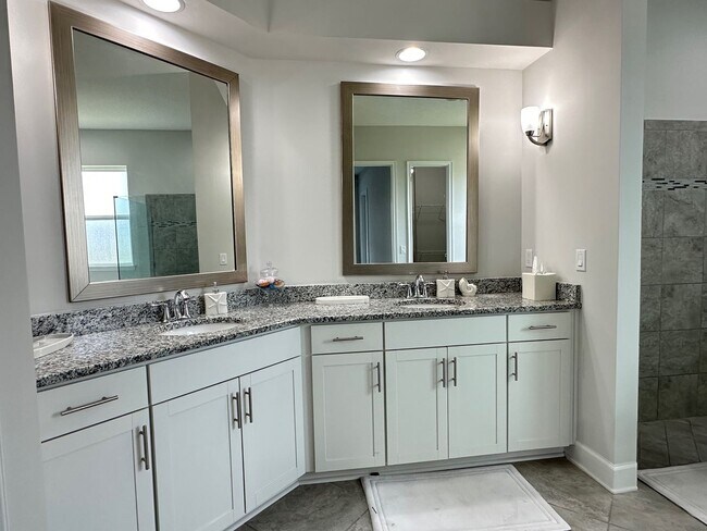 Building Photo - Fully Furnished, Stunning 4/4, Available I...
