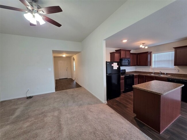 Building Photo - 723 Crystal Lakes Dr