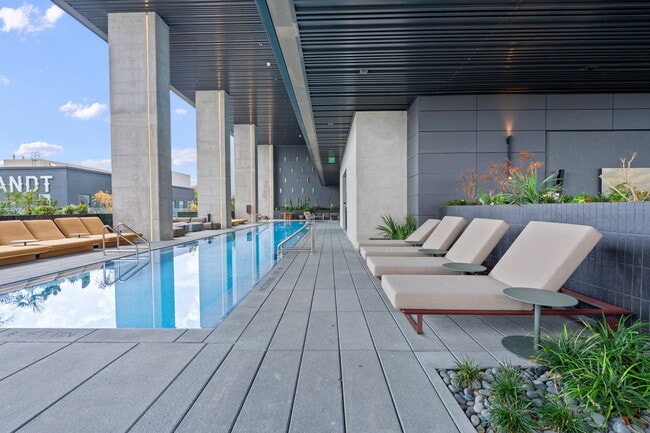 Building Photo - 610 Davis St