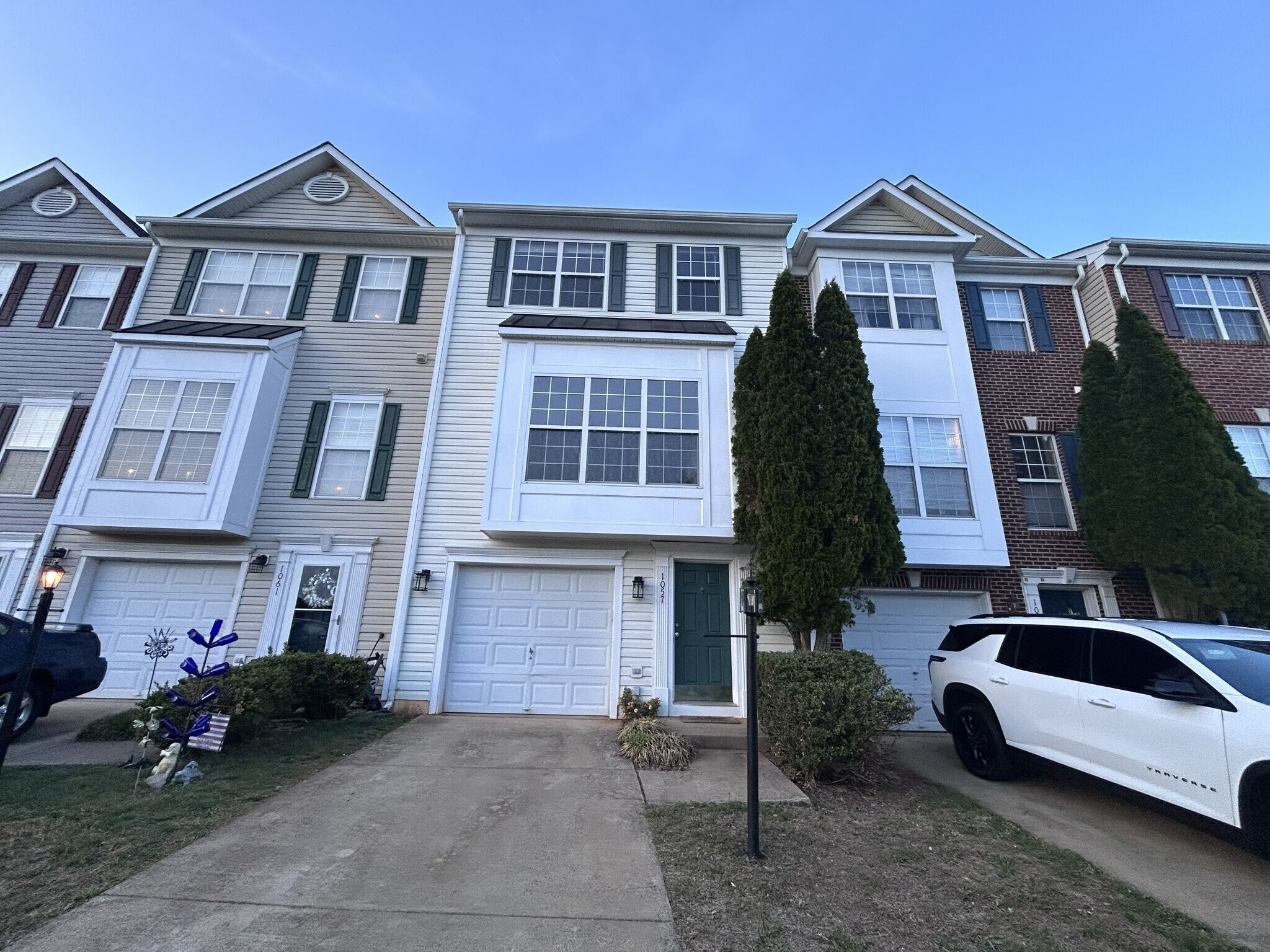 Building Photo - 1057 Lake Pelham Dr