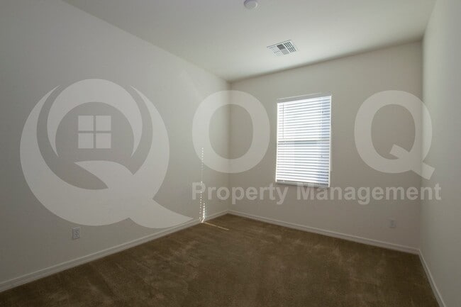 Building Photo - 1120 E Blue Spruce Ln