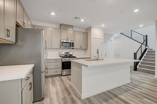 Building Photo - Spacious 3-Bed Summerlin Home with Den, Lo...