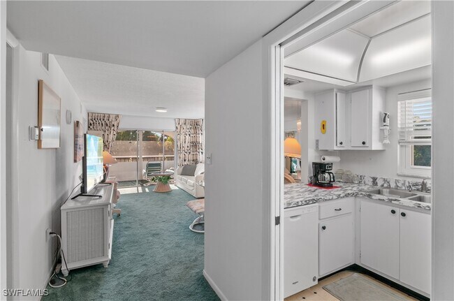 Building Photo - 5 High Point Cir W