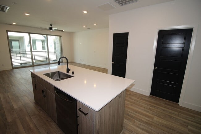 Building Photo - 2737 E Tamarind Dr