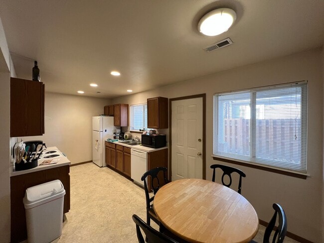 Building Photo - Pre-Leasing for 26/27 School Year