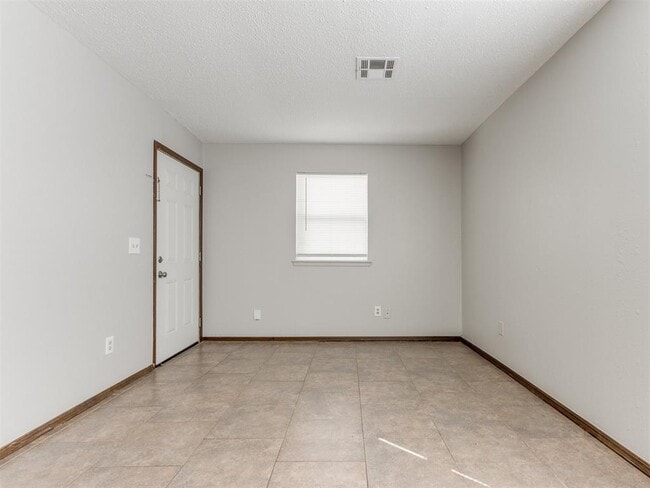 Building Photo - 822 Russell Cir