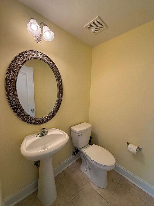 Building Photo - Well-Maintained Home in Convenient Madison Location