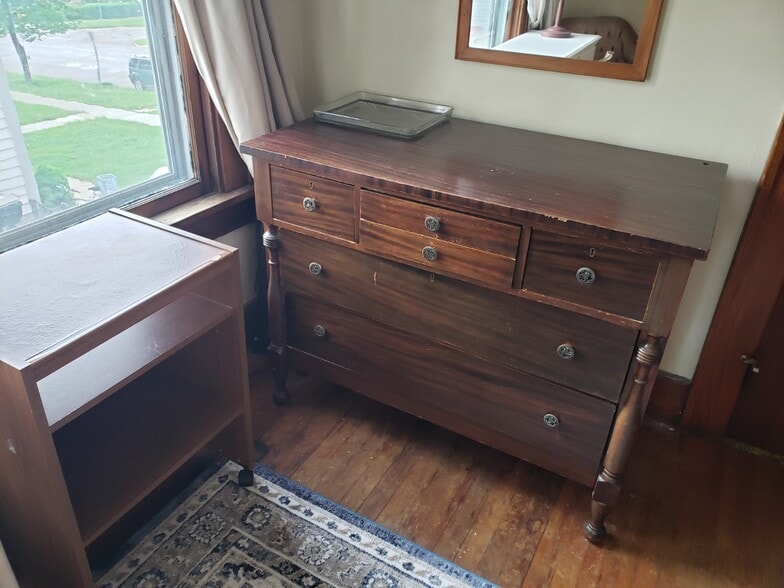 Dresser - 613 E College St
