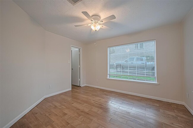 Building Photo - 1372 W Pine Lake Cir