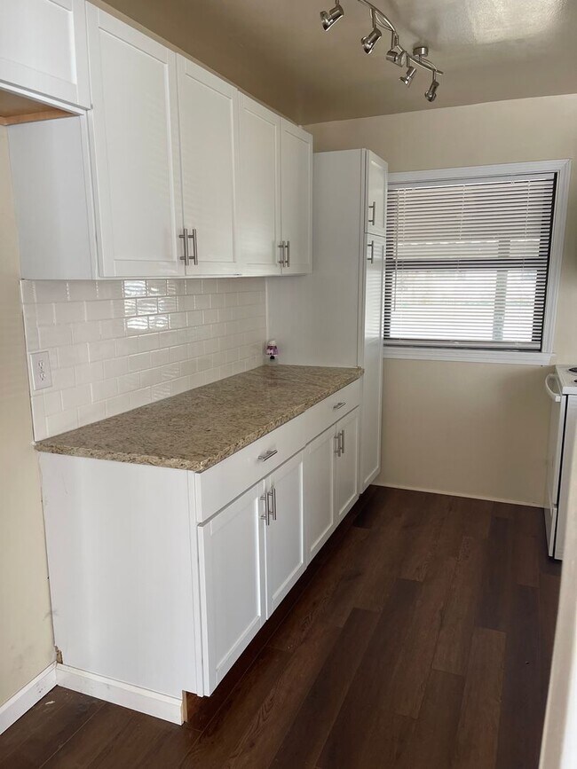 Building Photo - Newly Updated Midtown Beauty!