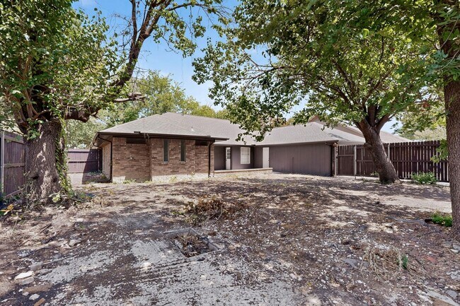 Building Photo - 2308 Chamberlain Dr