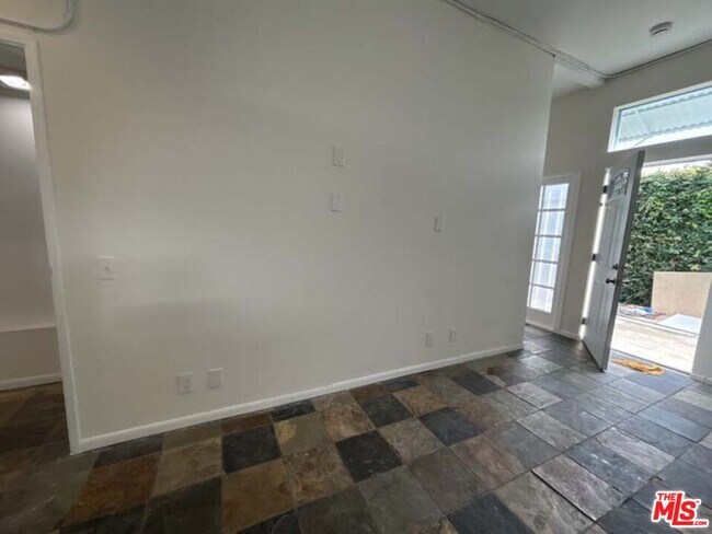 Building Photo - 915 Broadway St