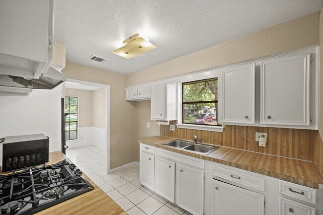 Building Photo - Charming home in Woodland Oaks Subdivision