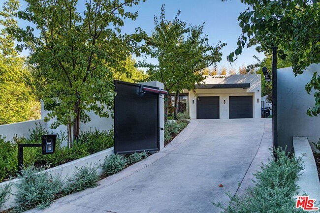 Building Photo - 8366 Sunset View Dr