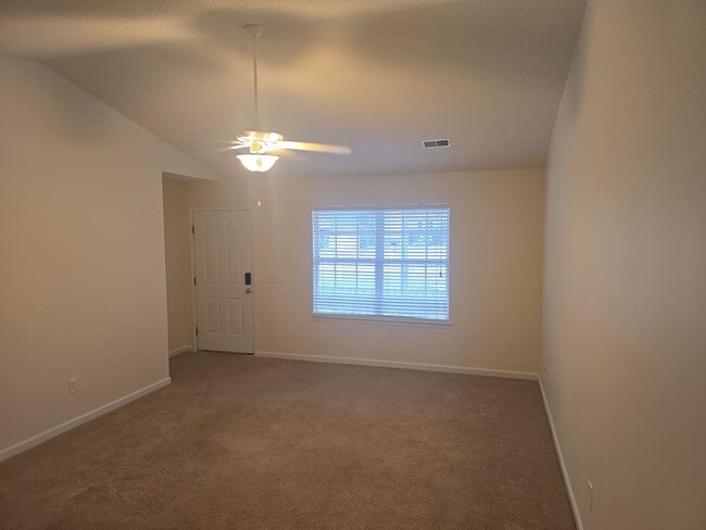 Building Photo - 3 bedroom, 2 bath home in a great area nea...