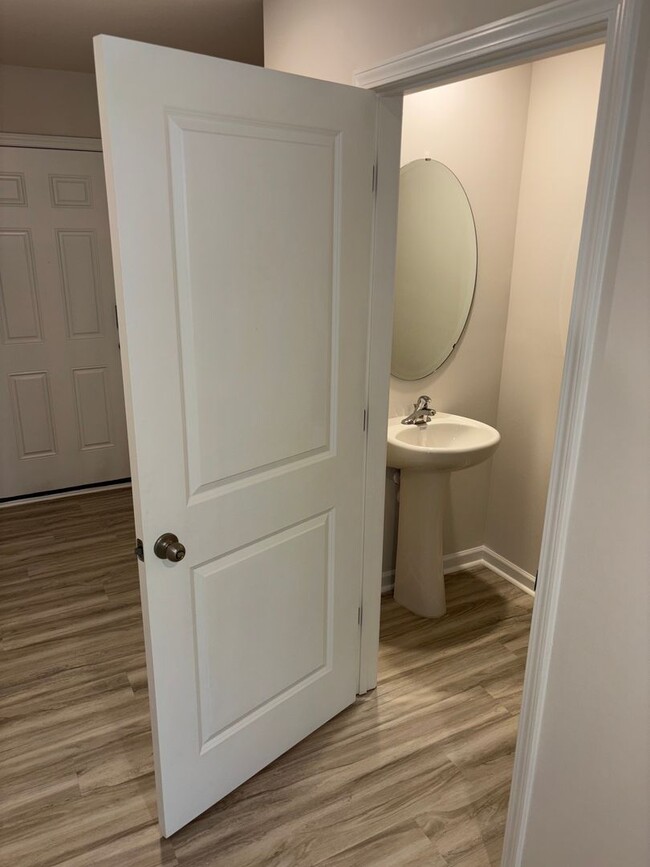 Building Photo - Brand New End-Unit Townhome in Charlotte!