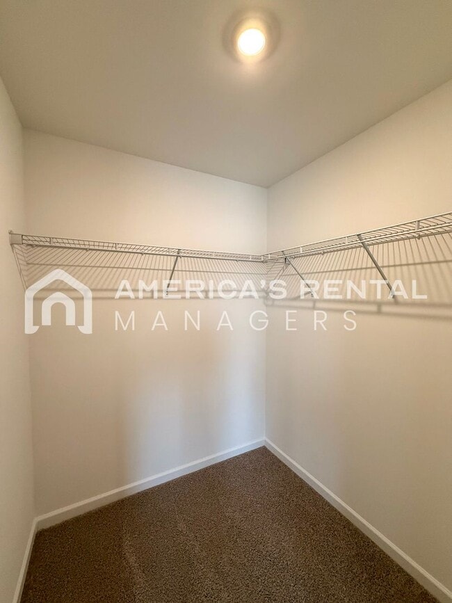 Building Photo - Escape to Lakeside Living in Lincoln! Available to View Now!
