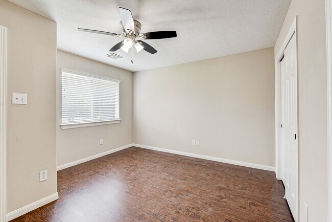 Building Photo - Beautiful 4 bedroom 2.5 bathroom with mass...