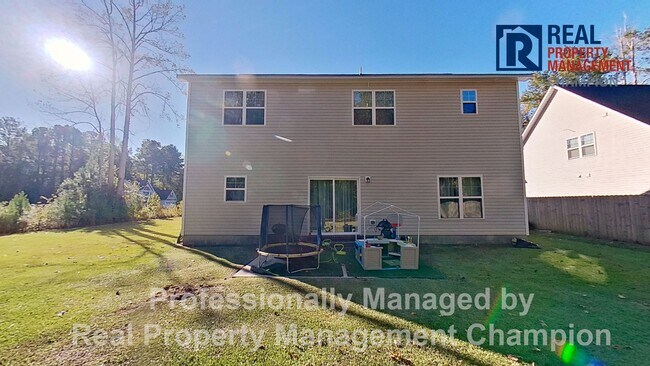 Building Photo - Spacious 3 BD/2.5 BA Home with Office Feat...