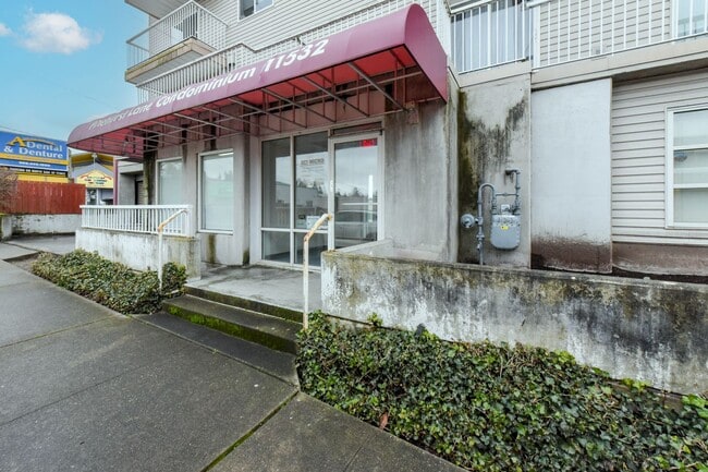 Building Photo - Commute-Friendly, Top-Floor, Totally Comfortable