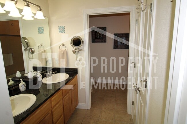 Building Photo - Fully Furnished 2 Bedroom 2.5 Bath Duplex with loft!