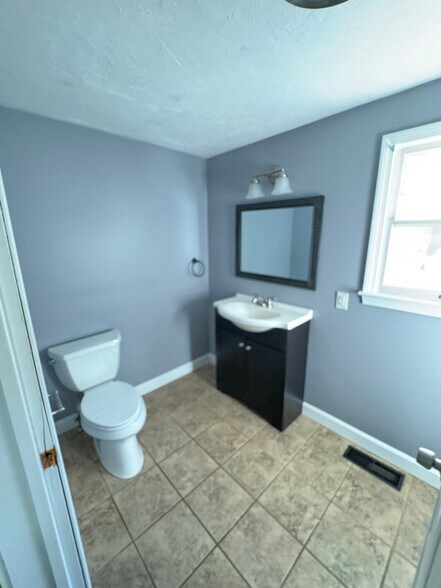 Building Photo - 1104 Pleasant St