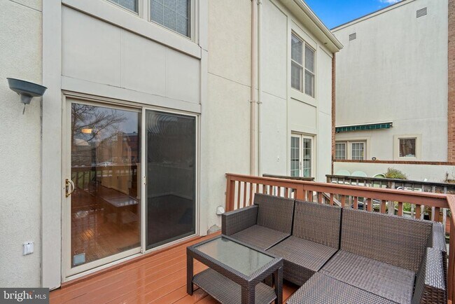 Building Photo - 1120 S Kenwood Ave