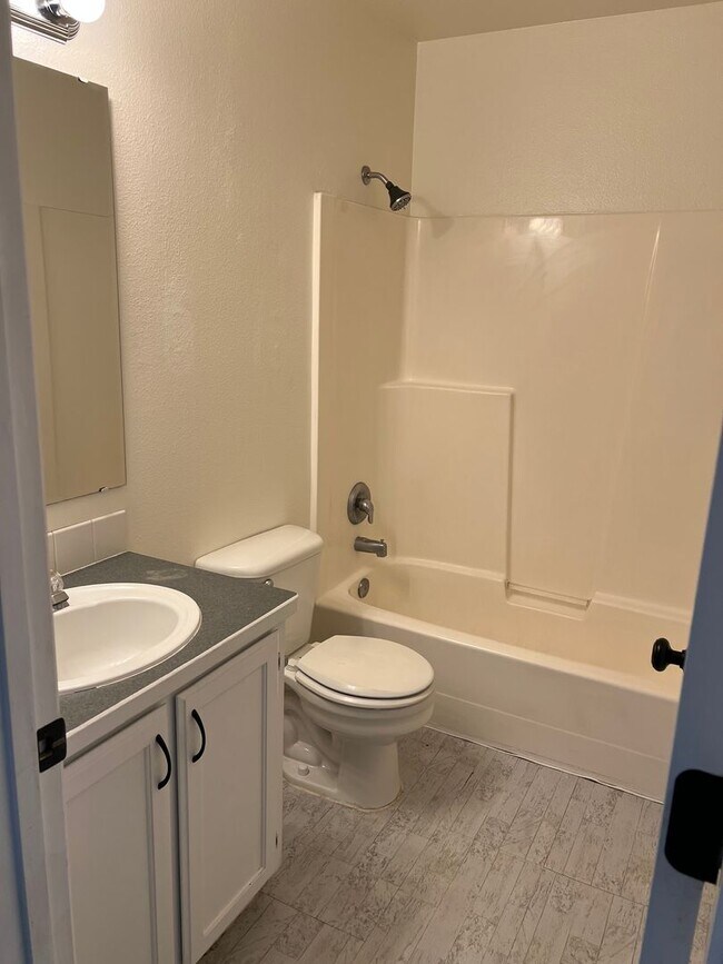 Building Photo - Introducing a charming single level 3 bedroom, 2 bath home for rent in Caldwell, ID.