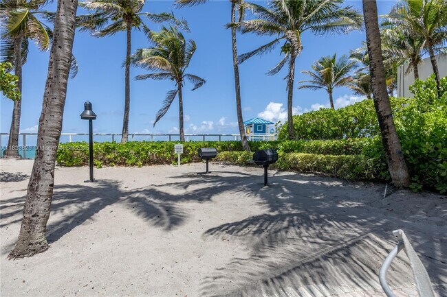 Building Photo - 3001 S Ocean Dr