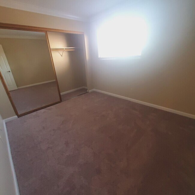 Building Photo - Sparkling Upgrades & Convenient Pleasant H...